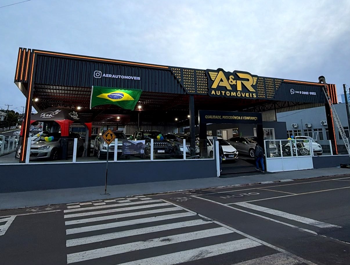 Fachada iluminada da A&R Automóveis